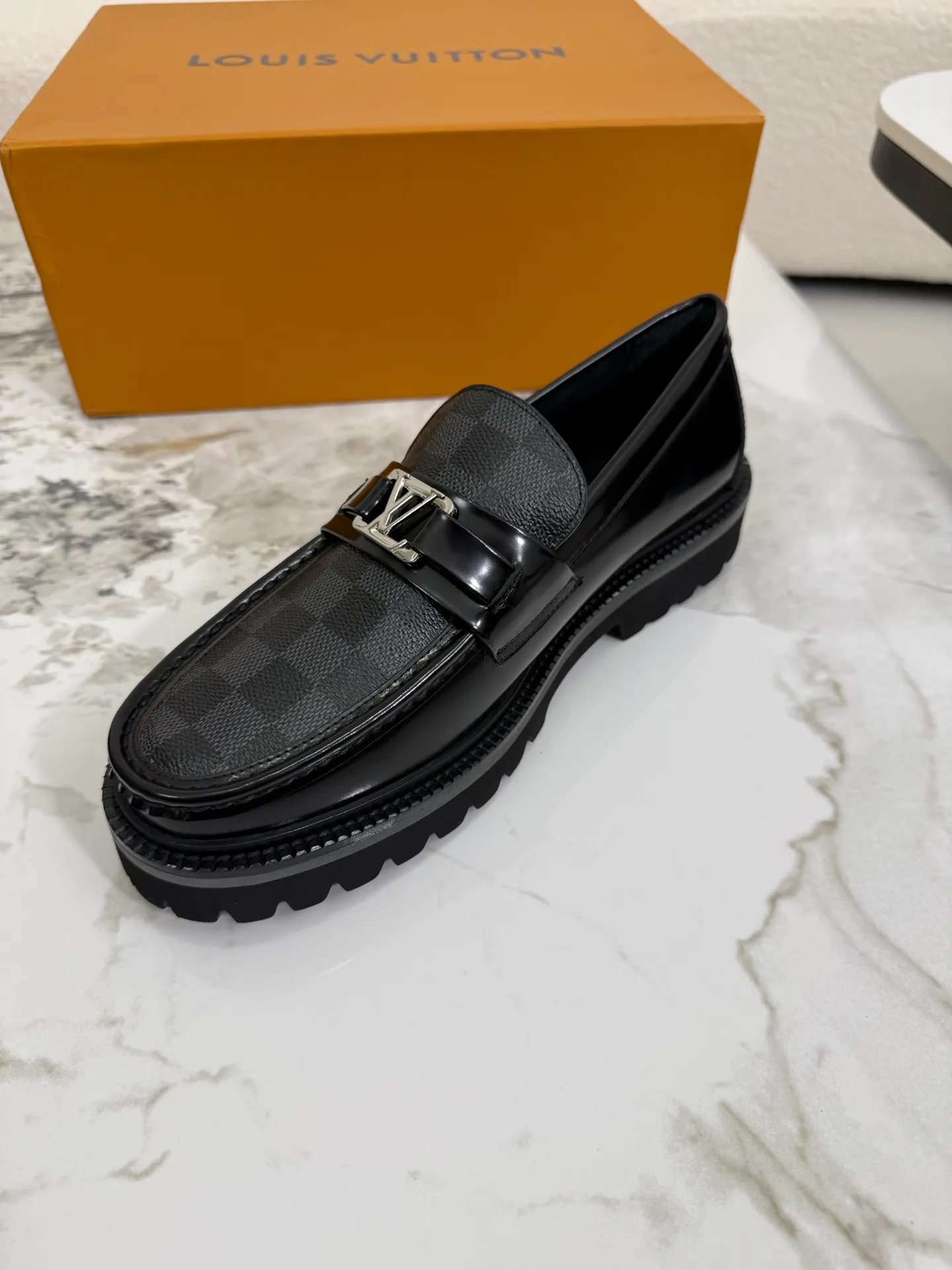 [L Family] Top P: 800💰 ▪️Size: 39-44 (38.45 custom-made) The top male god leather shoes Lv series are sold at the same time with original factory configuration, original cowhide fabric imported from Italy, soft and comfortable, imported water-dyed cow lining, soles: original ultra-light French foam outsole super comfortable, original factory with single goods 🔍🔍high quality, can be entered and exited at will, welcome to compare and synchronize.